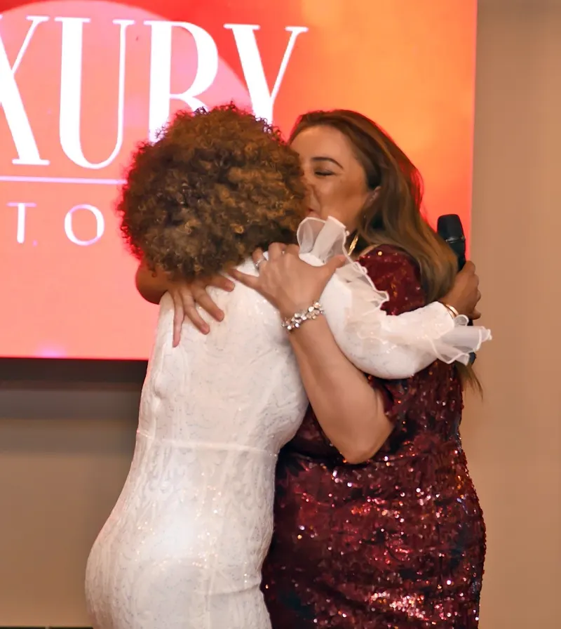 Abrazo tras recibir el reconocimiento