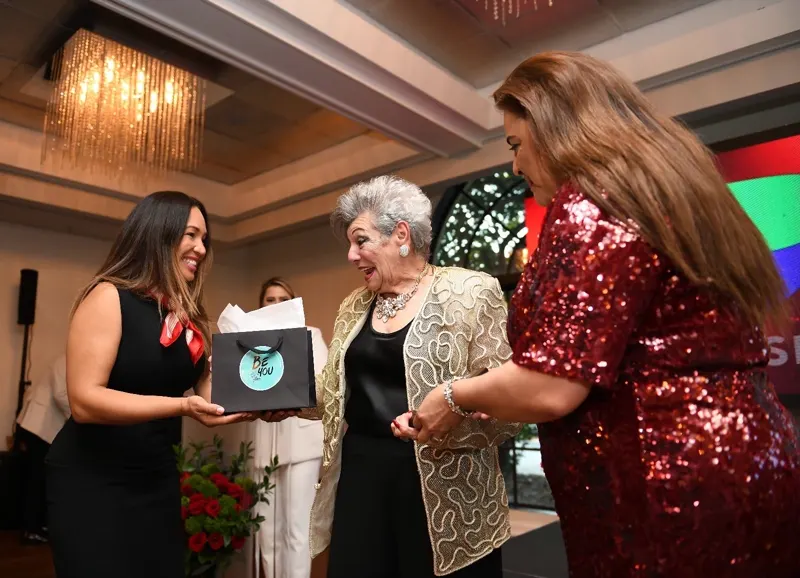 Momento de emoción en la entrega de un reconocimiento
