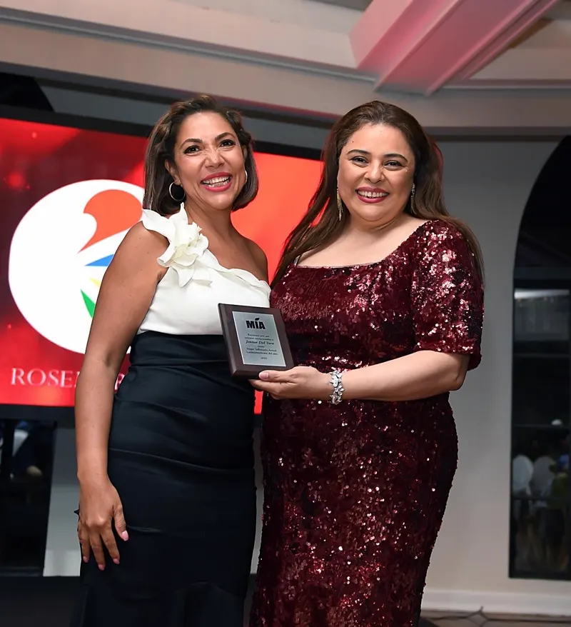 Abrazo tras recibir el reconocimiento