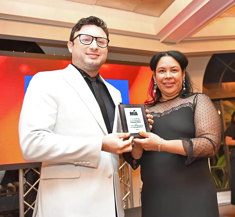 Entrega de una placa de reconocimiento