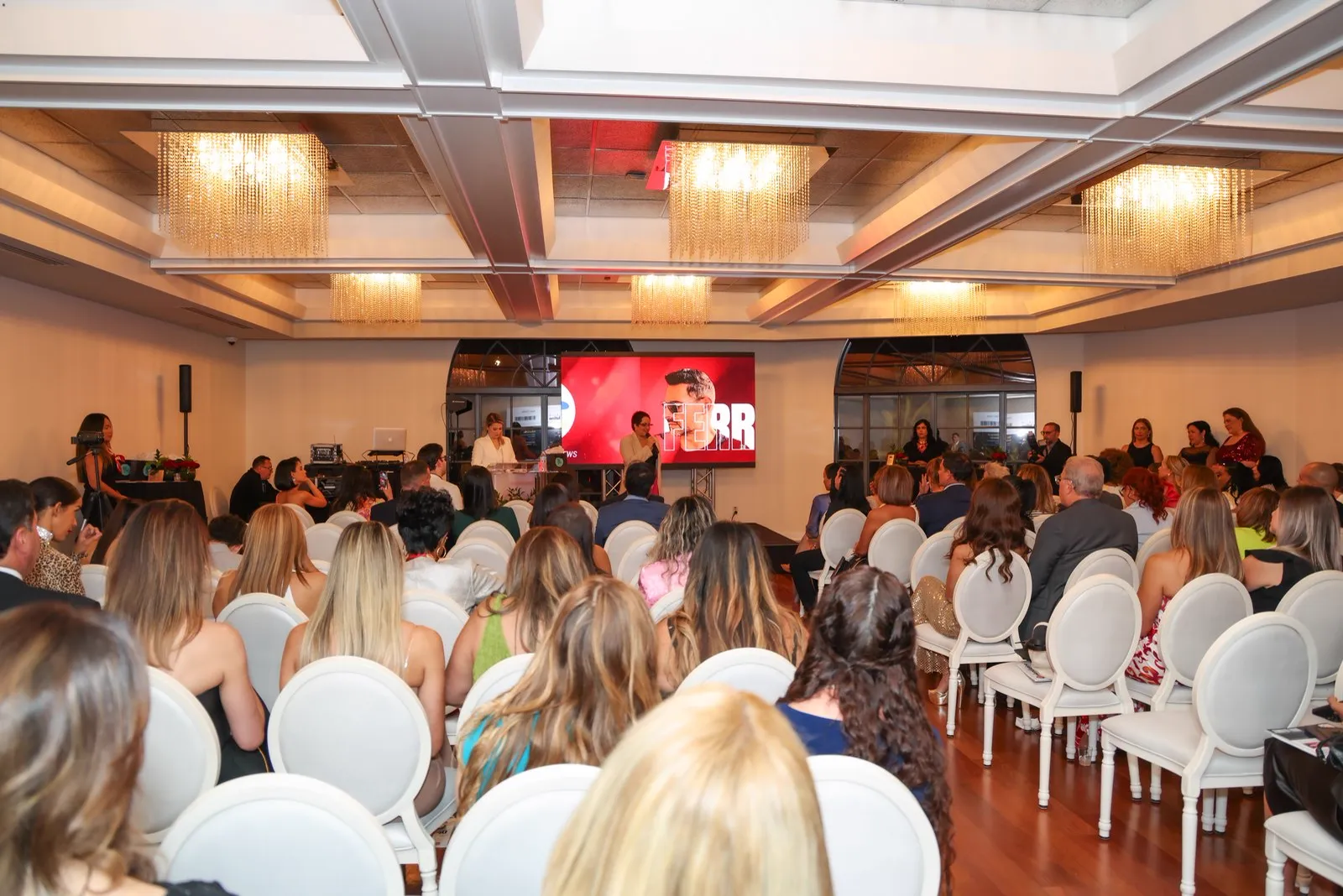 Mesas del salón durante la cena de gala