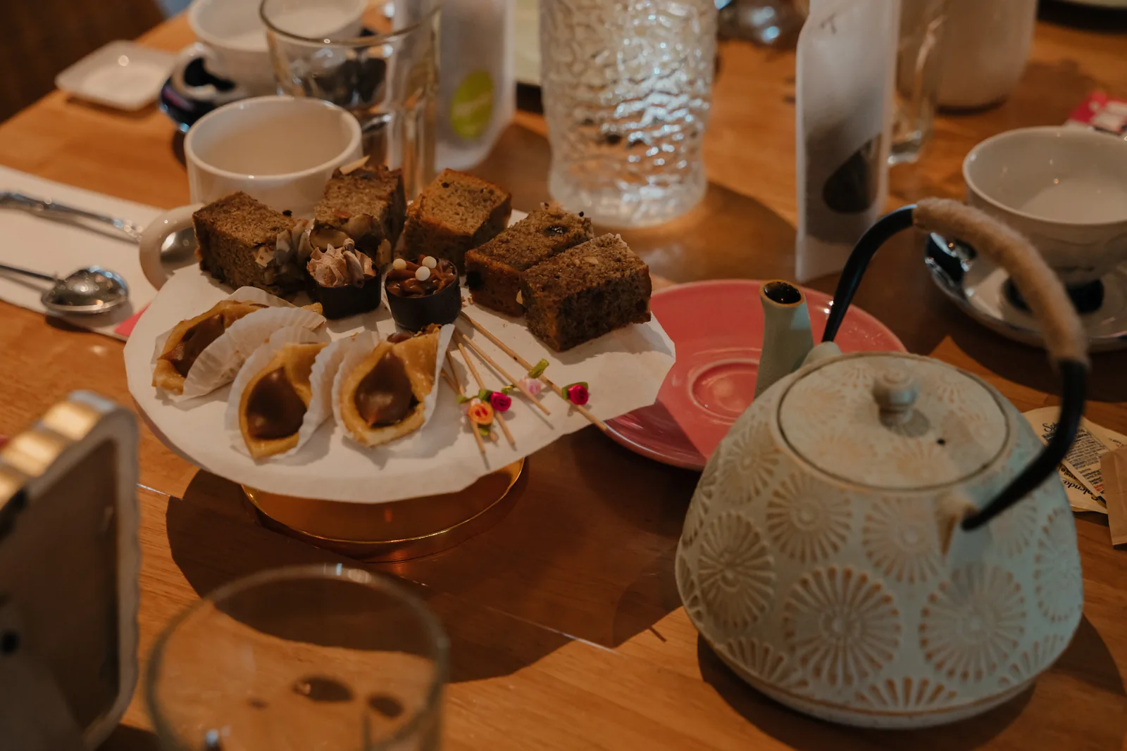 Mesa servida con teteras y tazas en un encuentro MIA